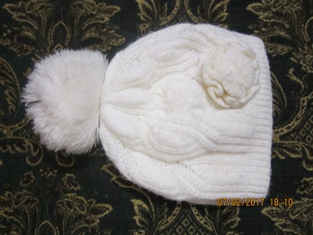 Белая шапочка для девочки в хорошем состоянии. . фото 2