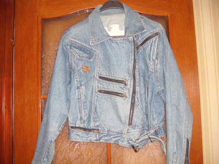 Джинсовая куртка, на спине выбитый рисунок - орел
 Длина по спинке -51 см.,
ши. . фото 2
