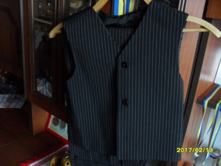 котюм для хлопчика 34р. чорний в білу смужку піджак+жилетка+штани у відмінному с. . фото 3