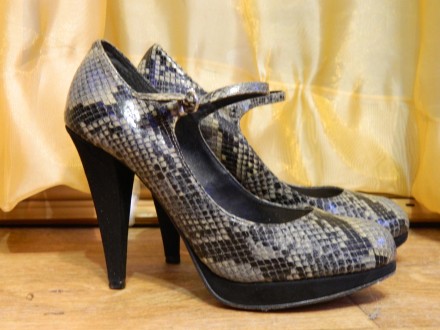 Продам классные туфли, сделанные под рептилию. Каблук треугольной формы, замшевы. . фото 3