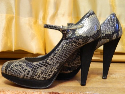 Продам классные туфли, сделанные под рептилию. Каблук треугольной формы, замшевы. . фото 4
