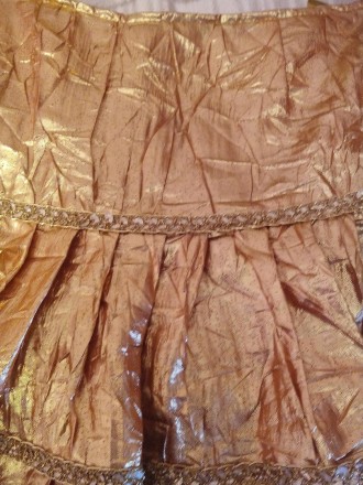 Продам спідницю золотого кольору, тканина жатий атлас. Обєм талії 37 см. Довжина. . фото 3