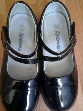 Продам черные лаковые туфли,внутри кожа,застежка - липучка,в отличном состоянии,. . фото 4
