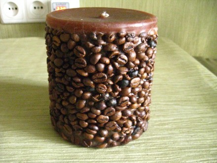 Продам большую декоративную свечку декорированную и ароматизированную кофе. разм. . фото 2