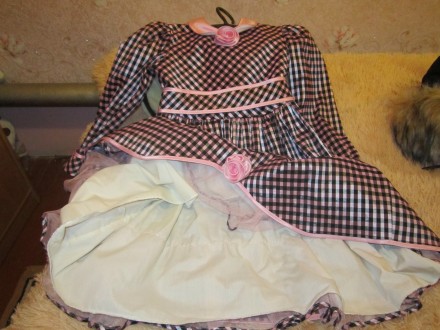 Красивое, нарядное платье в клеточку ,на девочку 7-9 лет .Состоит из двух слоев . . фото 3