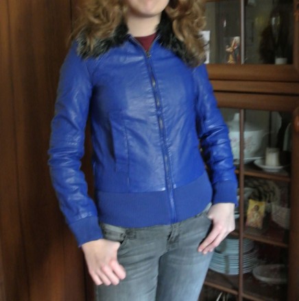 Модная фирменная курточка глубокого синего цвета из качественной искуственной ко. . фото 2