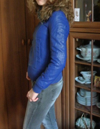 Модная фирменная курточка глубокого синего цвета из качественной искуственной ко. . фото 3