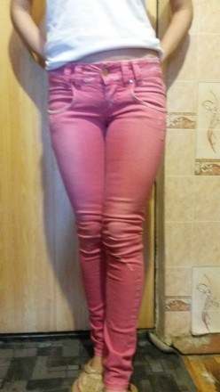 Качественные джинсы, красиого розового цвета (ярче чем на фото) с легким эффекто. . фото 2