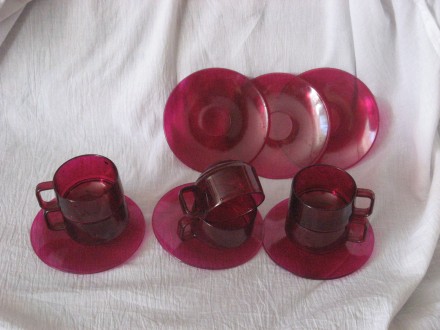 Комплект кофейных чашек на 6 персон из пищевой  пластмассы насыщенного свекольно. . фото 2