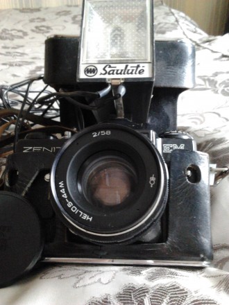 Фотоаппарат Зенит-ЕМ с объективом Гелиус и вспышкой, в кожанном футляре, в очень. . фото 2