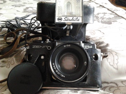 Фотоаппарат Зенит-ЕМ с объективом Гелиус и вспышкой, в кожанном футляре, в очень. . фото 4