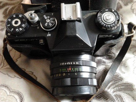 Фотоаппарат Зенит-ЕМ с объективом Гелиус и вспышкой, в кожанном футляре, в очень. . фото 3