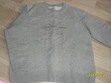 светер світло-сірий байковий(40гр.)куртка-вітрівка кішені на замках тонка підкла. . фото 3