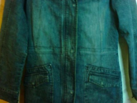 Продам джинсовый пиджак на тонком синтепоне, в нормальном состоянии. Длина 80 см. . фото 3