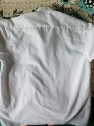 Продам белую рубашку,подросткового размера,ворот 34,не заношена,не застирана,оде. . фото 4