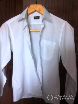 Продам белую рубашку,подросткового размера,ворот 34,не заношена,не застирана,оде. . фото 1