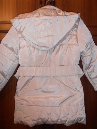Демисезонная куртка на девочку бежевого цвета. Внутри искусственный мех. Состоян. . фото 3