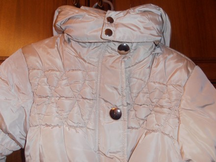 Демисезонная куртка на девочку бежевого цвета. Внутри искусственный мех. Состоян. . фото 4