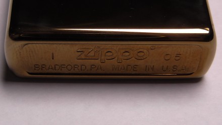 Зажигалка ZIPPO.
полированная латунь,классический узор,инкрустирован камень SWA. . фото 12