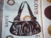 Продам сумочку женскую, среднего размера.  Материал - кожзам с лаковым покрытием. . фото 4