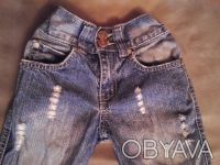 джинсы почти новые ,синие ,узкие   с эффектом потертости и драными коленями, про. . фото 3