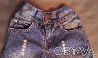 джинсы почти новые ,синие ,узкие   с эффектом потертости и драными коленями, про. . фото 4
