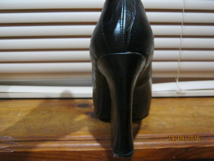 Туфли женские, 39 размер, длина стельки 26 см, высота каблука 11 см.
Идеальное . . фото 4