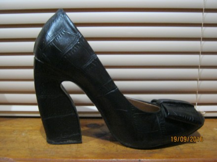 Туфли женские, 39 размер, длина стельки 26 см, высота каблука 11 см.
Идеальное . . фото 5