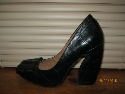 Туфли женские, 39 размер, длина стельки 26 см, высота каблука 11 см.
Идеальное . . фото 3