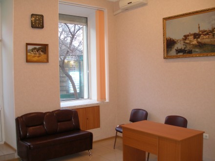 Сдаётся фасадный комфортный офис (одно уютное помещение и санузел) площадью 22 к. Малиновский. фото 4