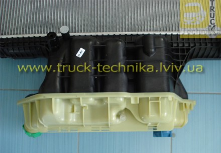 Радиатор системы охлаждения двигателя MAN TGA TGS TGX комплектный с рамкой и бач. . фото 6