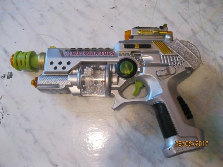 Продам игрушку пистолет с лазерным прицелом,световые и шумовые эффекты,работает . . фото 2