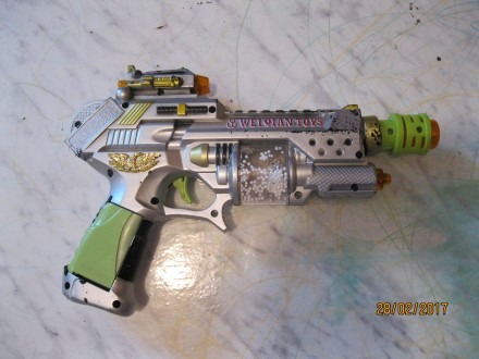 Продам игрушку пистолет с лазерным прицелом,световые и шумовые эффекты,работает . . фото 3