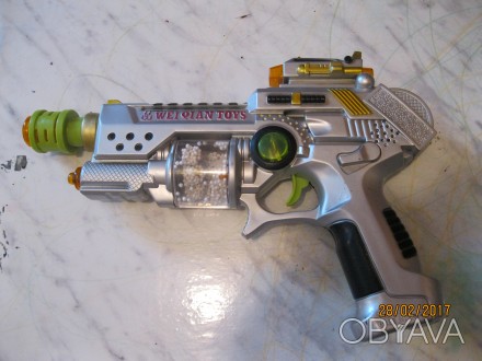 Продам игрушку пистолет с лазерным прицелом,световые и шумовые эффекты,работает . . фото 1