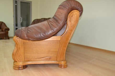Материал: Кожа
Комплект кожаной мебели в комплектации 3+2 
Цвет: шоколад 
Кар. . фото 4