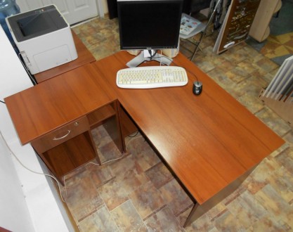 Продается офисный стол в составе:
1. стол прямой с нижней полкой 1160*600*750
. . фото 2