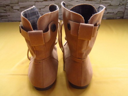 Фирменные стильные ботинки бежевого цвета,идут на 39-40 размеры. Длина стельки 2. . фото 7