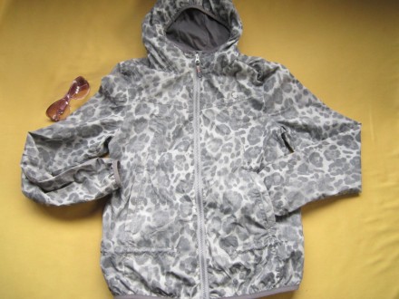 Стильная спортивная куртка ветровка с отражателями на карманах и вверху спинки ,. . фото 4