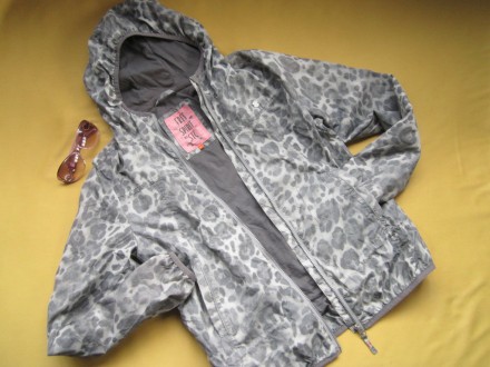 Стильная спортивная куртка ветровка с отражателями на карманах и вверху спинки ,. . фото 2