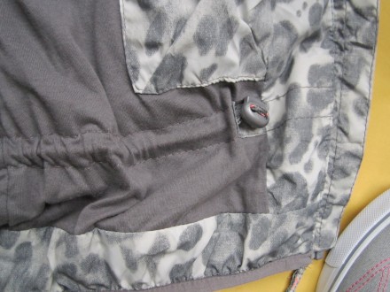 Стильная спортивная куртка ветровка с отражателями на карманах и вверху спинки ,. . фото 9