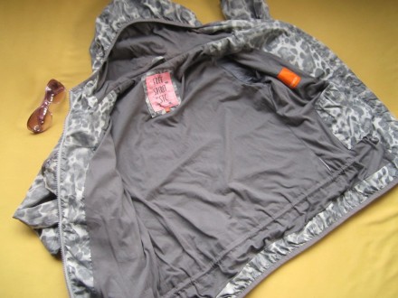 Стильная спортивная куртка ветровка с отражателями на карманах и вверху спинки ,. . фото 5