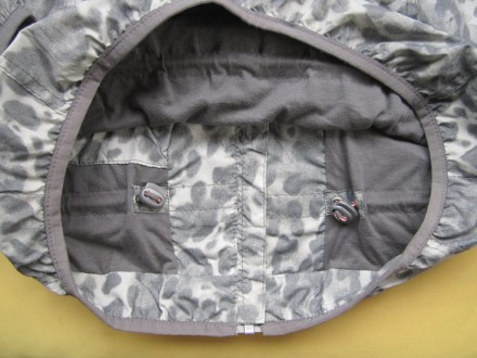 Стильная спортивная куртка ветровка с отражателями на карманах и вверху спинки ,. . фото 8