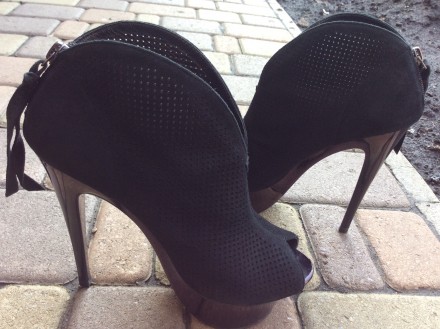 Чёрные замшевые с перфорацией (мелкие дырочки) ,открытый носок, состояние отличн. . фото 3