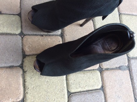 Чёрные замшевые с перфорацией (мелкие дырочки) ,открытый носок, состояние отличн. . фото 5