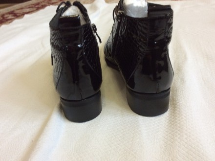Ботинки размер 39,5 черные лаковые сбоку на змейке + шнуровка в отличном состоян. . фото 8
