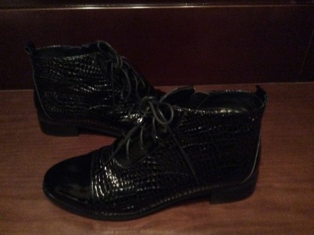 Ботинки размер 39,5 черные лаковые сбоку на змейке + шнуровка в отличном состоян. . фото 3