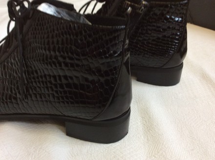 Ботинки размер 39,5 черные лаковые сбоку на змейке + шнуровка в отличном состоян. . фото 9