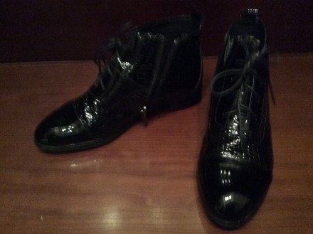 Ботинки размер 39,5 черные лаковые сбоку на змейке + шнуровка в отличном состоян. . фото 4
