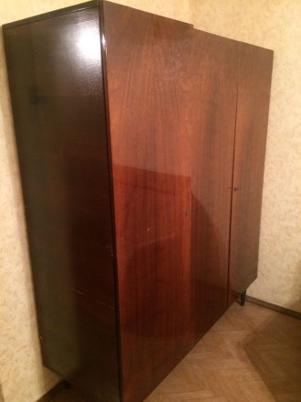 Очень прочный и вместительный шкаф в хорошем состоянии. 3-дверный, два отделения. . фото 2