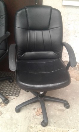 Крісло офісне-компютерне з Німеччини.
Матеріал: шкір-замінник.
Колір: чорний.
. . фото 2